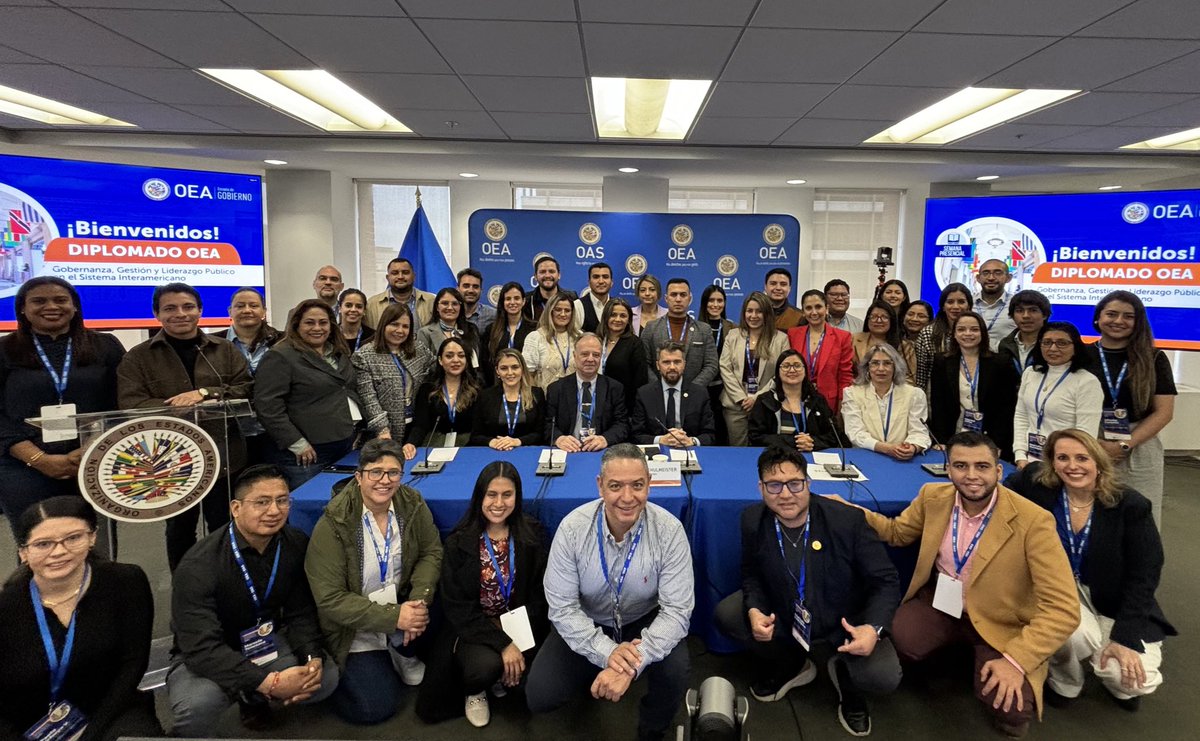 EscuelaOEA's tweet photo. .@G_Schulmeister Director del @OEA_DDOT presenta el concepto de #SeguridadMultidimensional en el #DiplomadoOEA abordando los diferentes desafíos y acciones que desde la OEA se impulsan para apoyar a los Estados miembros en la mejora de la seguridad regional 🌎
#EscuelaOEA https://t.co/MlGkOVGUcB