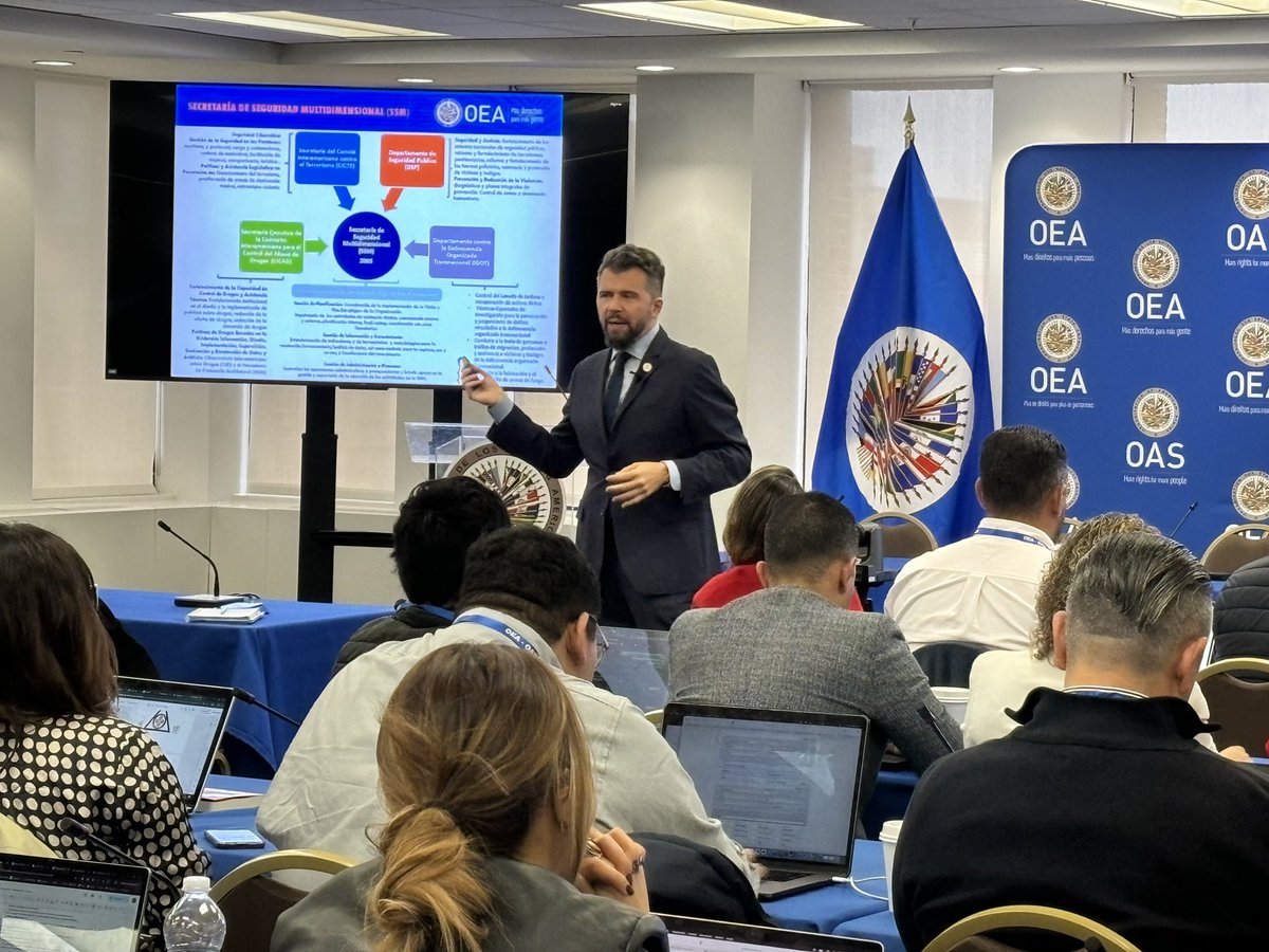 EscuelaOEA's tweet photo. .@G_Schulmeister Director del @OEA_DDOT presenta el concepto de #SeguridadMultidimensional en el #DiplomadoOEA abordando los diferentes desafíos y acciones que desde la OEA se impulsan para apoyar a los Estados miembros en la mejora de la seguridad regional 🌎
#EscuelaOEA https://t.co/MlGkOVGUcB