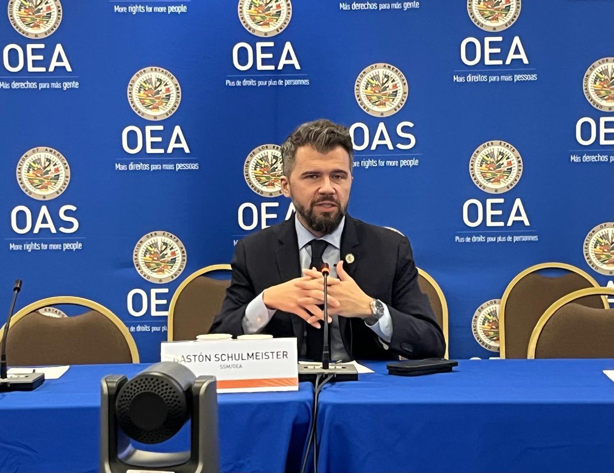 EscuelaOEA's tweet photo. .@G_Schulmeister Director del @OEA_DDOT presenta el concepto de #SeguridadMultidimensional en el #DiplomadoOEA abordando los diferentes desafíos y acciones que desde la OEA se impulsan para apoyar a los Estados miembros en la mejora de la seguridad regional 🌎
#EscuelaOEA https://t.co/MlGkOVGUcB
