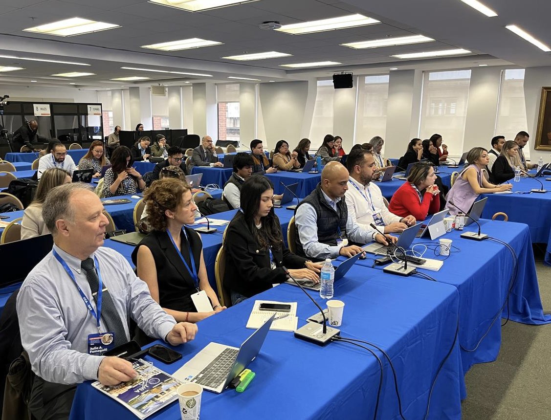 EscuelaOEA's tweet photo. .@G_Schulmeister Director del @OEA_DDOT presenta el concepto de #SeguridadMultidimensional en el #DiplomadoOEA abordando los diferentes desafíos y acciones que desde la OEA se impulsan para apoyar a los Estados miembros en la mejora de la seguridad regional 🌎
#EscuelaOEA https://t.co/MlGkOVGUcB