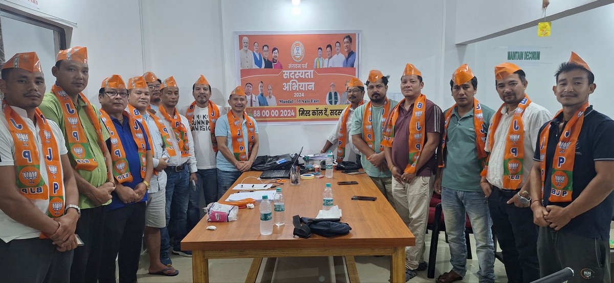 KentoJini's tweet photo. 31-Aalo East BJP Mandal Sadasyata Abhiyan team, felicitated Mr Marpe Karlo for enrolling 524 members to BJP, his rank is 1st in Aalo and 7th in Arunachal Pradesh. Congratulations to the BJP Mandal team for your tireless effort to strengthen the BJP.
#AmitShaw
#JPNada
#PemaKandhu https://t.co/Bg5Te0kauH