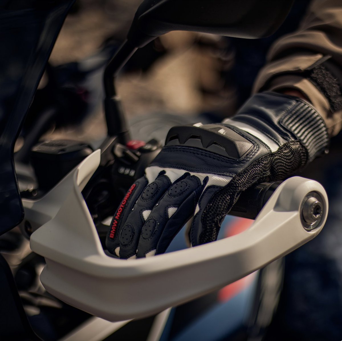 BMWMotorradKSA's tweet photo. اشتقت للمغامرات المثيرة مع الرفاق؟
دراجة R 1250 GS Adventure جاهزة لتجمعكم على درب الحماس.

Missing thrilling adventures with friends? The R 1250 GS Adventure is ready to lead the way. 
⁣
#BMWMotorradKSA #MakeLifeARide #NeverStopChallenging #R1250GSA https://t.co/nozY58pEe3