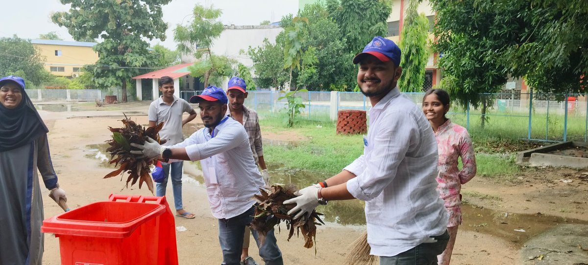 NSS_Sherghati's tweet photo. A cleanliness  Drive carried out by NSS volunteers of S.M.S.G college Sherghati (GAYA) under the aegis of #SwacchataHiSeva2024 programme. 
#SwacchBharat #SwachhBharatMission
@_NSSIndia 
@NSSRDPATNA
 @YASMinistry 
@ArtCultureYouth 
@magadhuniversi1 
@nss_mu https://t.co/hM6e76J4lG