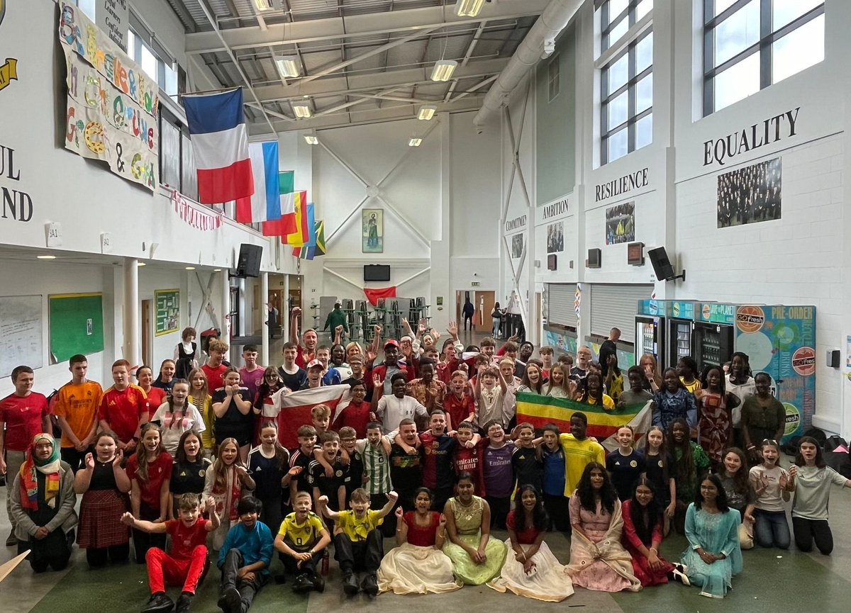 JohsModern's tweet photo. Today we celebrated International Languages Day, and what a day it was! ❤️🌍 

We are so proud of the linguistic and cultural diversity that makes our school such a special place. Many more photos and videos to follow 📷 🇪🇸🇫🇷🇮🇹🇮🇳🇵🇰🇵🇹🇸🇳🇳🇬🇵🇱🇺🇦 @StJOHS https://t.co/RdaVGxDbpV