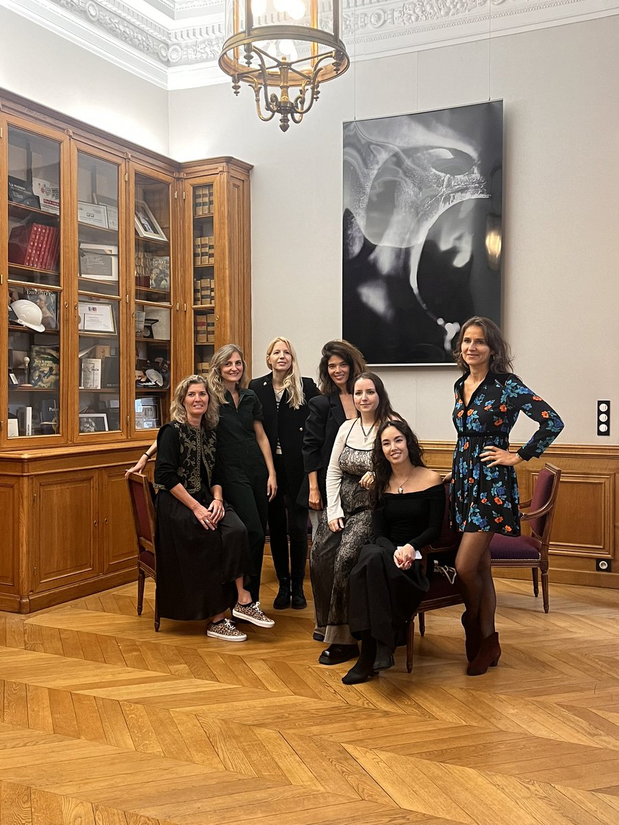 Pour la 9e année consécutive, la photographie féminine est à l’honneur à la #MairieduNeuf avec l’exposition #ObjectifFEMMES 

Ce soir le jury remettra le prix 2024 à une de nos six artistes sélectionnées avec à la clé sa propre exposition en 2025 !