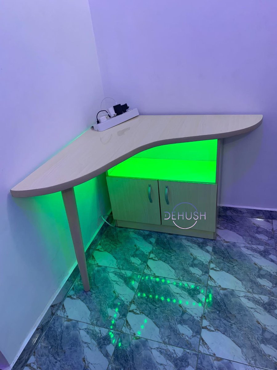 StephanieInii's tweet image. I found a minimalistic table you can use for your workspace.
🤭🤭🤭