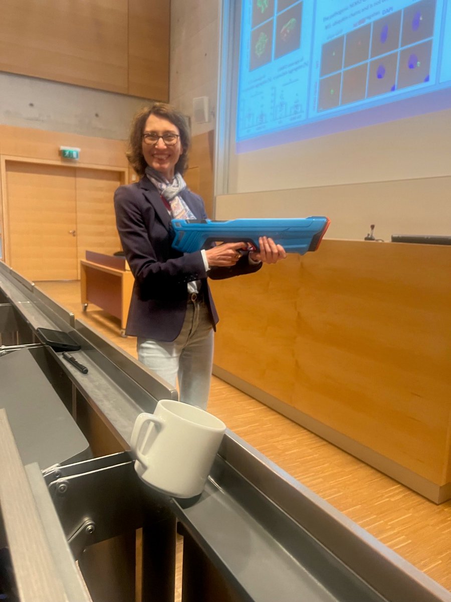 GBM_eV's tweet photo. The GBM does serious business! Konstanze Winklhofer chaired the poster teaser session and made sure everyone stayed on time 😜 ⁦@winklhofer_lab⁩ ⁦@Herrmann_lab⁩ https://t.co/V02pkOMCLP