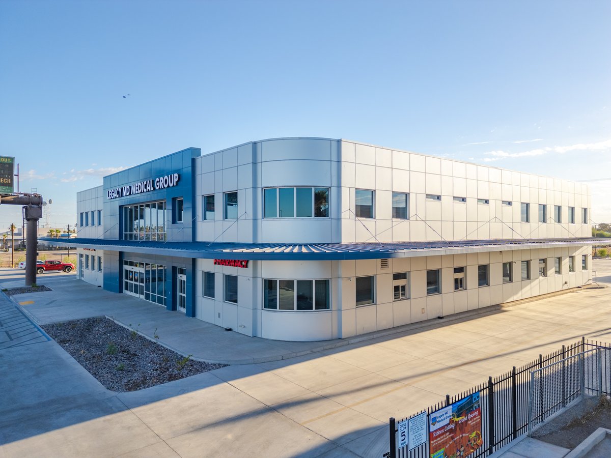 LaminatorsInc's tweet image. Project Spotlight on Legacy MD Medical Group in El Centro, CA!

17,500 sq. ft. of Omega-Lite® and Omega CI® installed in our 1-Pc., Tight-Fit Molding system.
When quality and performance matter, choose Laminators Inc.!

#ACM #ACMcladding #architecture #laminatorsinc