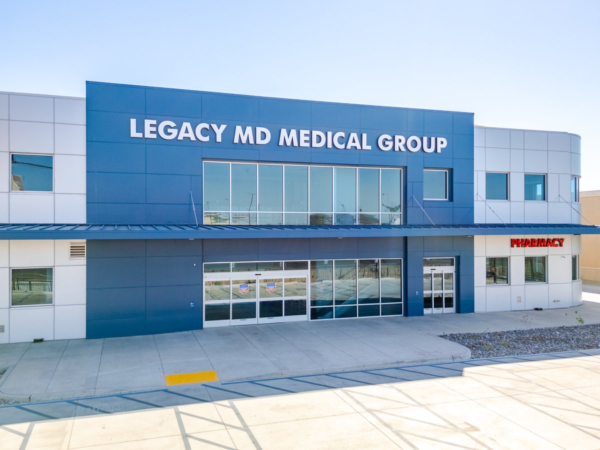 LaminatorsInc's tweet image. Project Spotlight on Legacy MD Medical Group in El Centro, CA!

17,500 sq. ft. of Omega-Lite® and Omega CI® installed in our 1-Pc., Tight-Fit Molding system.
When quality and performance matter, choose Laminators Inc.!

#ACM #ACMcladding #architecture #laminatorsinc