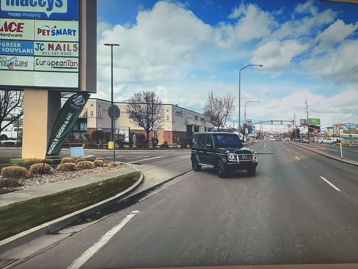 ecareyo's tweet image. RHOSLC is great because an entire scene is just them driving around on a cold day and getting fast food. Suburban bliss.