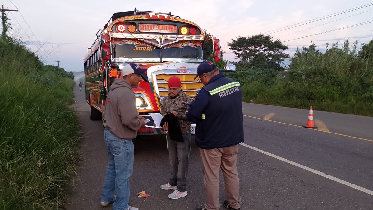 DGTguate's tweet image. 🚨OPERATIVO🚨  Personal de la @DGTguate  lleva a cabo un operativo en el km. 47  #Barberena #SantaRosa donde verifican que el transporte extraurbano que circula en esa ruta tenga los documentos que lo acreditan como transporte legalmente registrado.