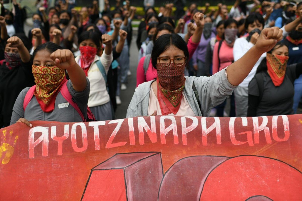 VIM_Media's tweet photo. 10 years ago, the Mexican Army &amp; federal police colluded with local law enforcement officials &amp; drug cartels to forcibly disappear 43 students from the Ayotzinapa Rural Teacher’s College. 6 years ago, President Lopez Obrador pledged justice for 43 missing students but he lied.🧵 https://t.co/957EL5Gek3