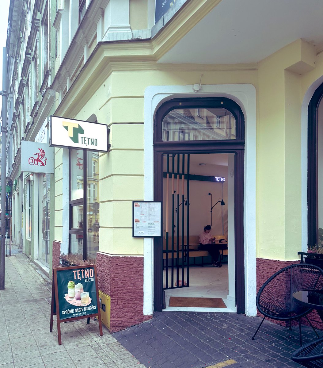 albertoz1st's tweet photo. Przelew tańszy od espresso i całkiem niezły. Mleczno kawowcy nie mają lekko. Sernik też niczego sobie, ale też głodny byłem po prawdzie. Miejsce ładne, w sam raz na styl bycia i życia tej ulicy. 
—
Kawiarnia Tętno przy ul. Półwiejskiej w #Poznań 
#chasingcoffee #wpogonizakawą https://t.co/knC8C8QTHd