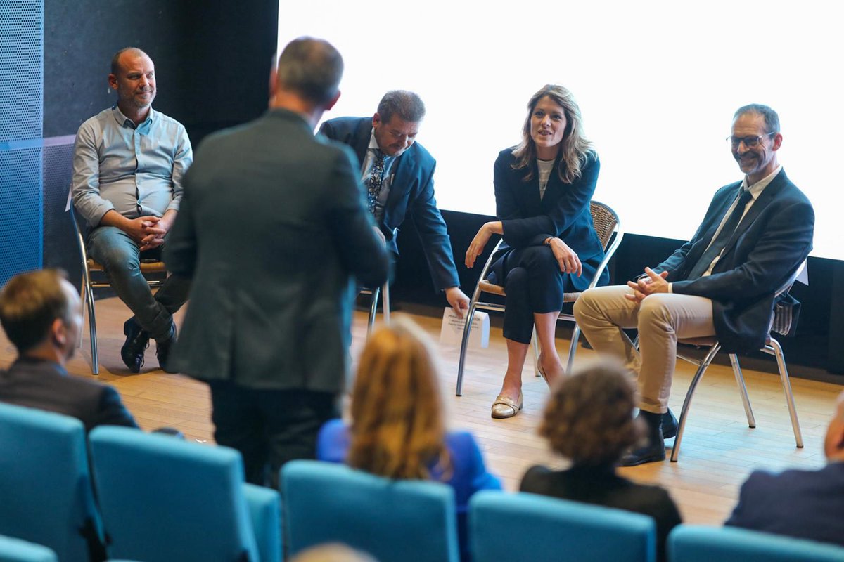 Au  cœur du @Futuroscope, <a href="/MaudBregeon/">Maud BREGEON</a>, ministre déléguée, porte-parole du  <a href="/gouvernement/">gouvernement</a>, a assisté à l’événement Numerixplore, qui s’inscrit dans  le projet France 2030 du Territoire Numérique Éducatif. 
Son objectif ?  
Faire découvrir les métiers du numérique aux élèves de