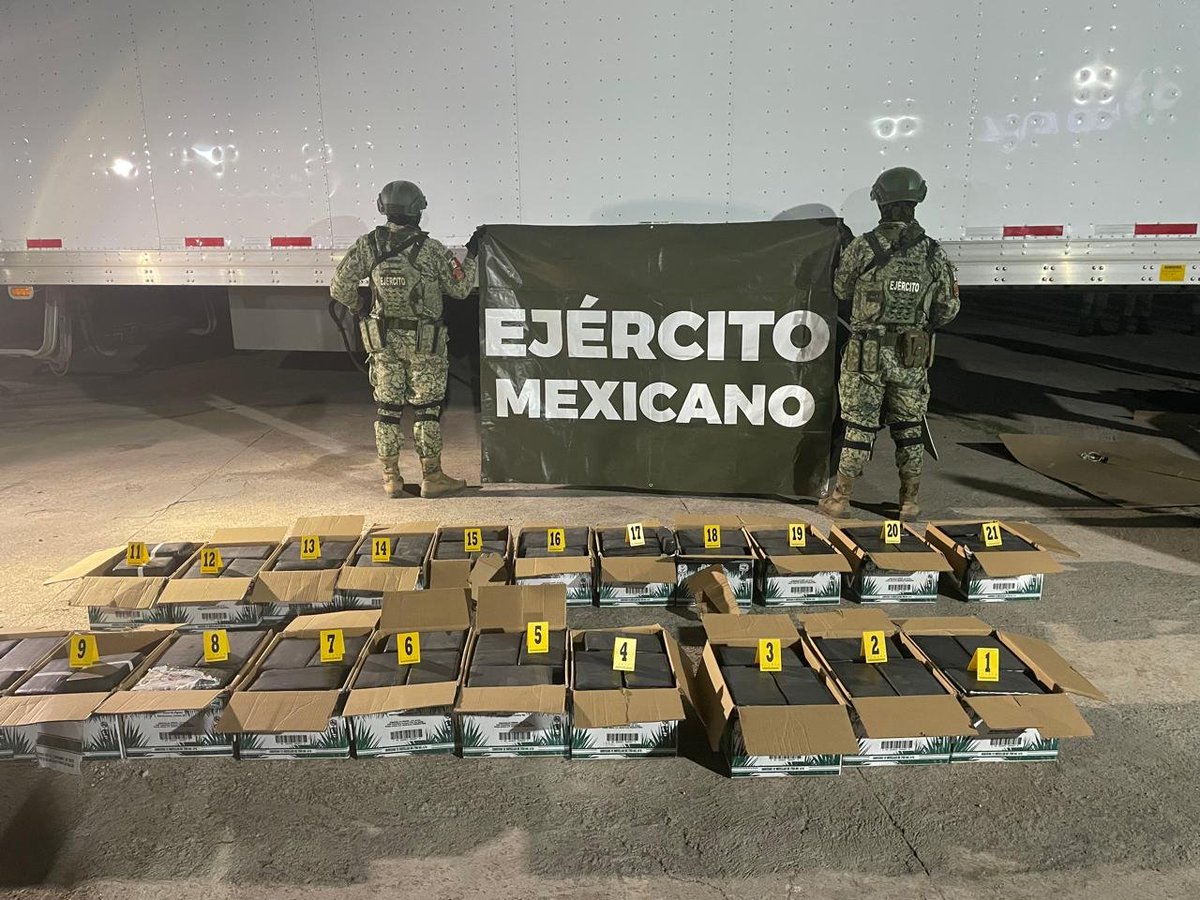 aGnt3Just_GN's tweet photo. 🚨 Golpe al narcotráfico en Cuencamé 🚨
Ejército Mexicano aseguró 308 kg de cocaína oculta en un tractocamión, deteniendo a Diego “N”, miembro del “Cártel del Pacífico”.
#Durango #cuencame #cocaina #aseguramiento #EjércitoMexicano #Narcotráfico @infobaemexico @AztecaNoticias https://t.co/uck4lz0Oyf