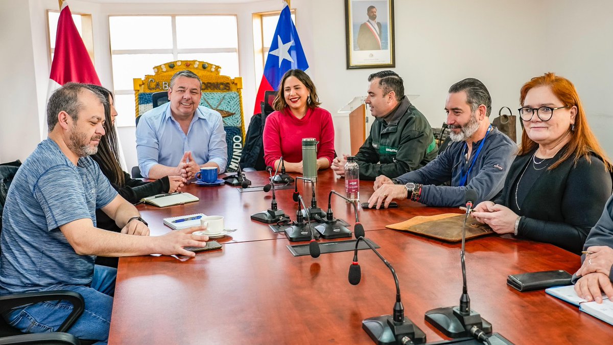 MinjudhMagallan's tweet photo. De visita en #PuertoWilliams, la Seremi @michellepeutat y sus directores/as regionales sesiona con el Alcalde de Cabo de Hornos, Patricio Fernández, para compartir un saludo protocolar y detalles de sus acciones territoriales que incluirán una "PlazaDeJusticia y #DDHH" esta tarde https://t.co/MUFxfqVAVW