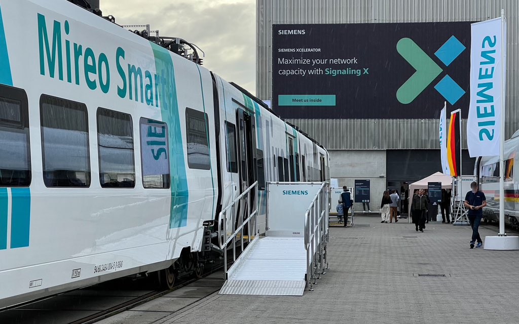 gleis3a's tweet photo. Ein Foto vom Außengelände vor dem großen Ansturm: @SiemensMobility auf der #InnoTrans2024 mit dem Motto #TransformMobilityForEveryone https://t.co/mnJIY1Mru3