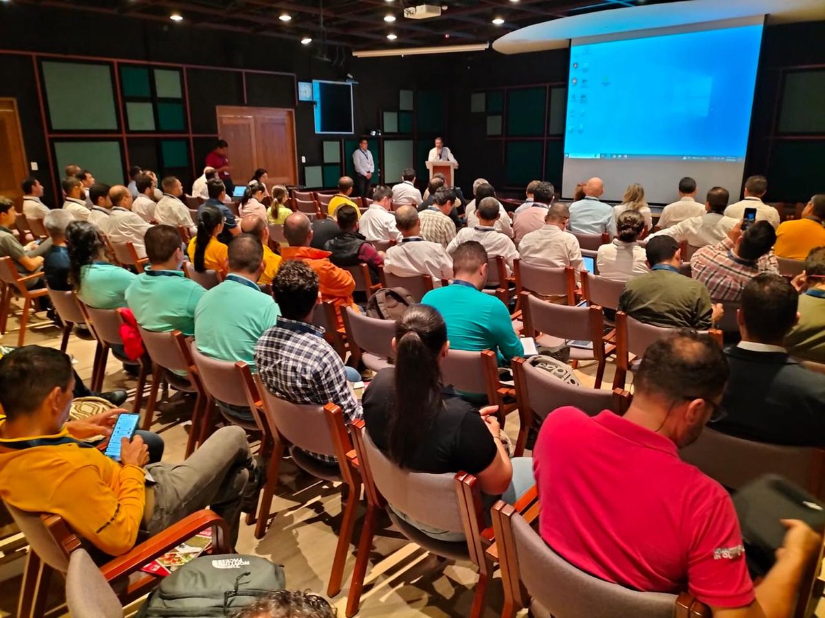asoexport's tweet photo. ¡Hoy desarrollamos junto con la @FedeCafeteros, @cenicafe , la Cámara Procultivos de la @ANDI_Colombia y el @ICACOLOMBIA el Congreso técnico de protección y nutrición de cultivos.
#Café #Asoexport #BuenasPrácticas #ManejoIntegrado #Sostenibilidad https://t.co/8lmxgDXwpw