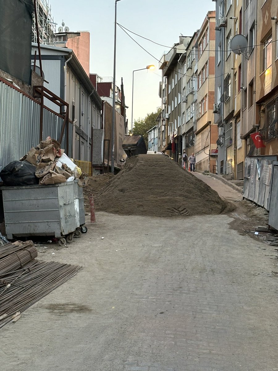 onderiii's tweet photo. @BesiktasBel @RizaAkpolat  @kiler_gyo @TC_istanbul ,kum geldi diye Uzuncaova caddesini sadece benim gördüğüm 10 günde üçüncü kere trafiğe kapama , artık bunların gürültüsünden pisliğinden gına geldi https://t.co/CcLdKWK5IX