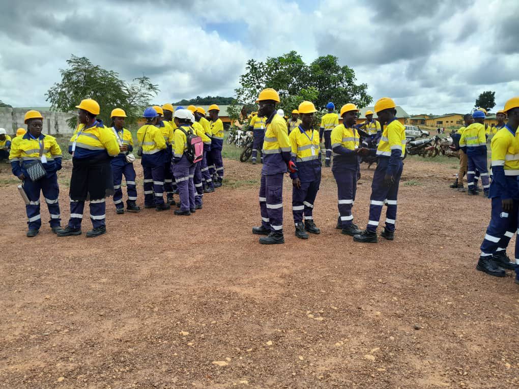 RioTintoSimFer's tweet photo. Les apprenants du CFP Beyla ont eu ce jeudi l'opportunité de s’entretenir avec nos recruteurs et ceux de ses sous-traitants pour en apprendre davantage sur les profils recherchés dans le cadre des travaux de construction du projet Simandou. Ils ont également pu présenter au cours d'un "job dating" leur candidature et leurs compétences à de futurs employeurs potentiels.
Nous sommes fiers de contribuer au développement de la main d'œuvre locale et de faciliter l'insertion professionnelle des apprenants du CFP de Beyla. En soutenant activement ce centre, nous contribuons à former une nouvelle génération de talents qualifiés, prêts à répondre aux besoins de l’industrie et à participer au développement durable de la Guinée.
#RioTinto #SimFer #cfpbeyla