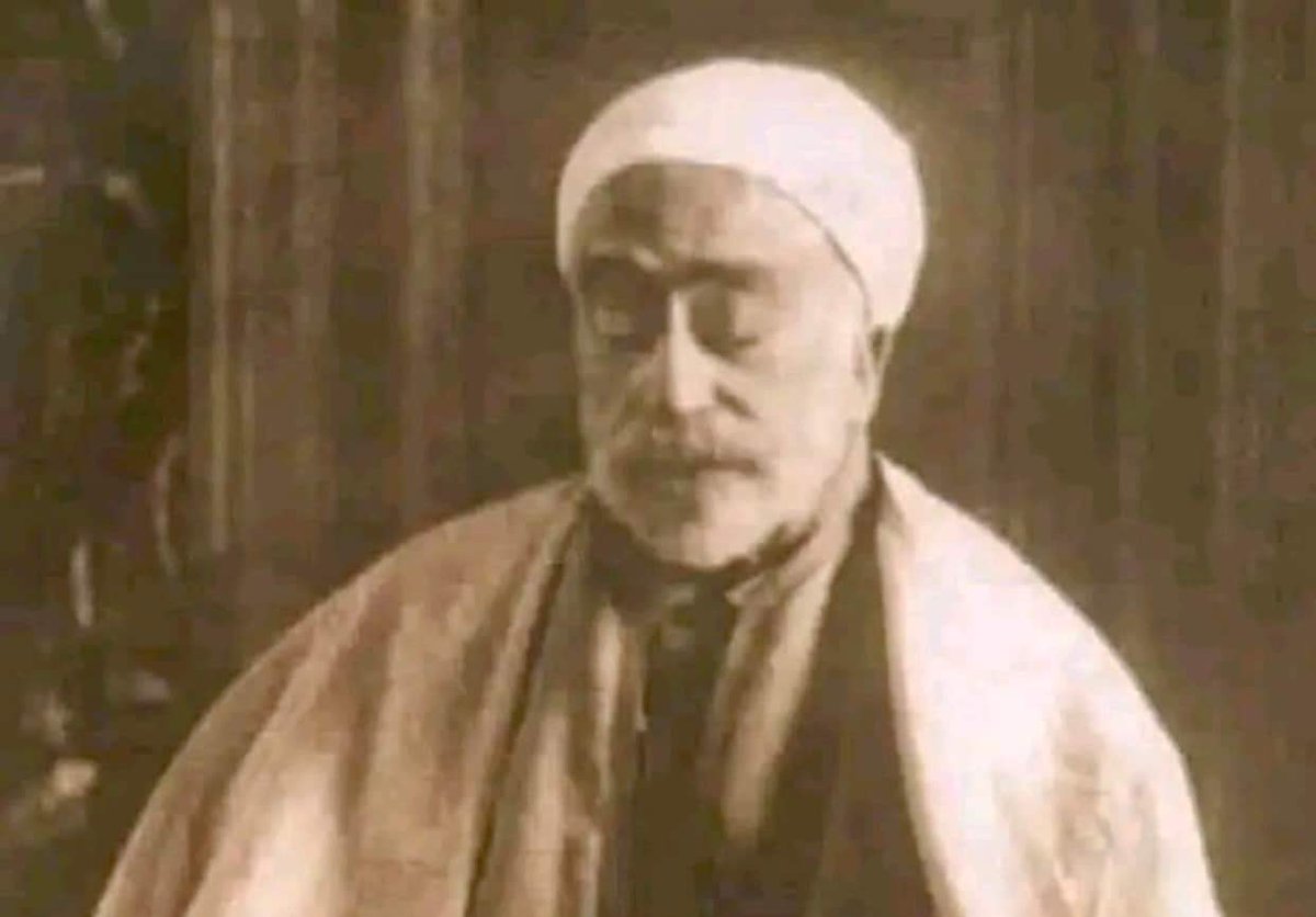 K_TheRebel's tweet photo. سأل الطلاب شيخهم العلامة مُحَمَّد الطَّاهِرُ بْنُ عَاشُورٍ:
ما الفرق بين قوله تعالى: (يريدون أن يطفؤوا نور الله بأفواههم ويأبى الله إلا أن يتم نوره) - التوبة.
وقوله تعالى (يريدون ليطفؤوا نور الله بأفواههم والله متم نوره) - الصف.

فقال رحمه الله تعالى:
"الفرق بين الآيتين هو :
أن آية التوبة في الكفار..
وآية الصف في المنافقين..

فالكفار يحاربون الاسلام صراحة (يريدون أن يطفؤوا نور الله).. ويأبى الله إلا أن يتم نوره..

وأما المنافقون فحربهم غير مباشرة فهم يعملون مشاريع وخطط وأساليب (ليطفؤوا نور الله).. والله متم نوره..

فلما كانت إرادة الكفارة صريحة قوبلوا بإرادة صريحة (ويأبى الله) ..

وأما المنافقون فلما كان قصدهم بمشاريعهم وخططهم إنقاص الدين قوبلوا بنقيض قصدهم (والله متم نوره)..

وفي هذا بشارة لأهل الاسلام بالانتصار الدائم على أعداء الدين سواء كانوا ظاهرين أو مندسين.

فأبشروا واثبتوا فإن دين الله متين وغالب".