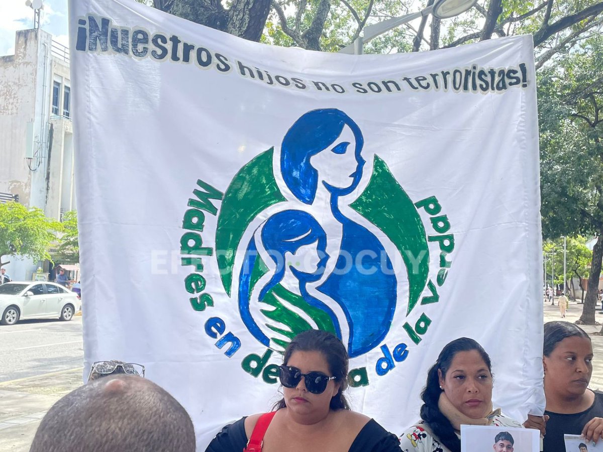 VenteDDHH's tweet image. #26Sept | Bajo el lema de "son inocentes, no son terroristas", Familiares de los adolescentes detenidos en el contexto postelectoral en Venezuela, protestan frente a la sede del Ministerio Público, en Caracas. 

¡#MaduroSecuestraNiños! Exigimos su libertad.

📷 @EfectoCocuyo