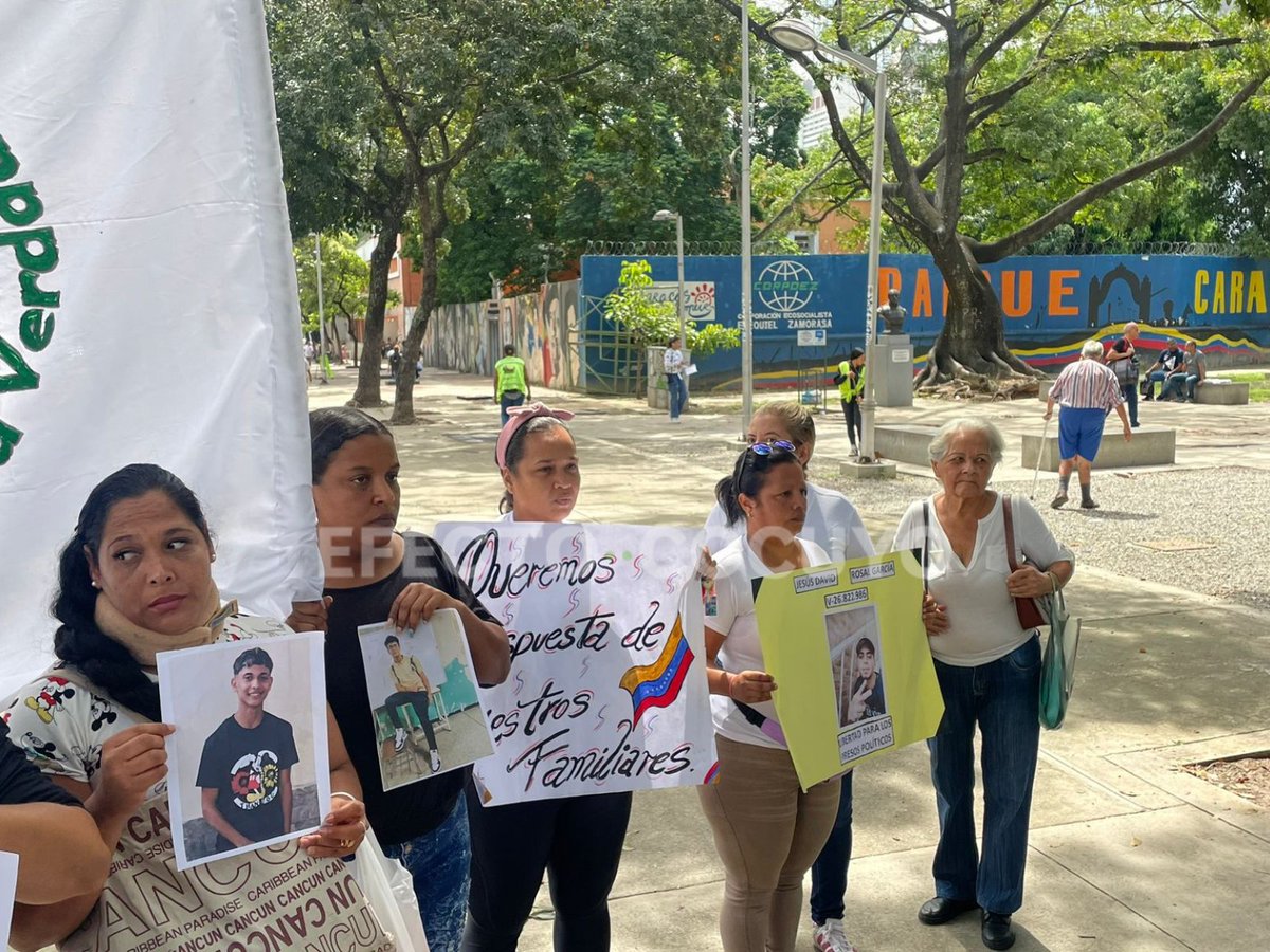 VenteDDHH's tweet image. #26Sept | Bajo el lema de "son inocentes, no son terroristas", Familiares de los adolescentes detenidos en el contexto postelectoral en Venezuela, protestan frente a la sede del Ministerio Público, en Caracas. 

¡#MaduroSecuestraNiños! Exigimos su libertad.

📷 @EfectoCocuyo
