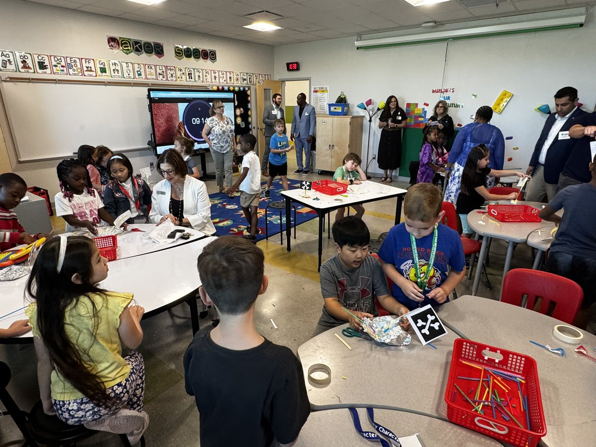 EDpiper's tweet photo. The #culture is strong at @FSHISD elem school 👏👏👏 #LTASB25 @tasbnews @BraxAttax95 @DrGbates #edpiper #txed #edtech #k12 https://t.co/ea55XzqQTV