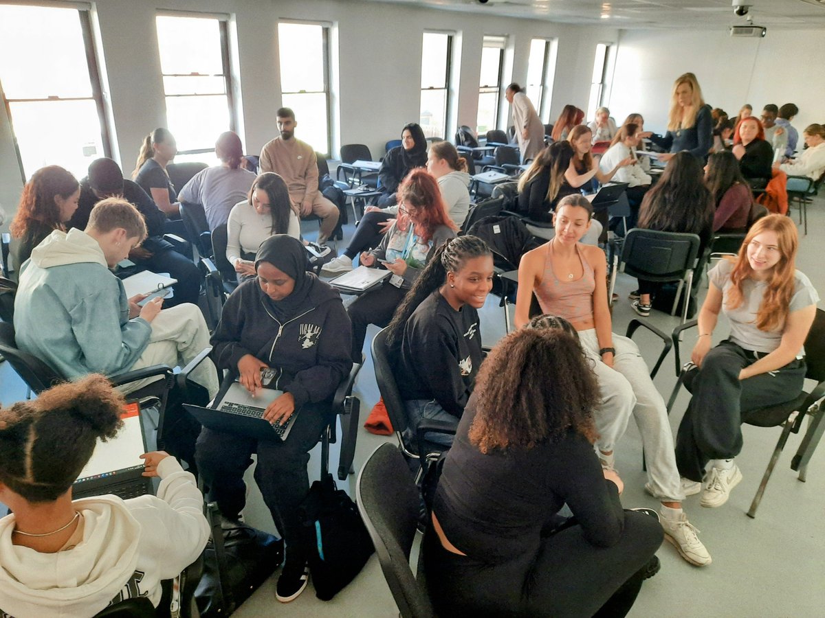 How wonderful to welcome back our final year students. 

Engaging discussions in our Psychopathology &amp; Deviant Behaviour seminar - fuelled by the vibrant mix of students studying Psychology, Criminology &amp; Sociology, Criminology &amp; Law, and visiting students from the Uni of Arizona