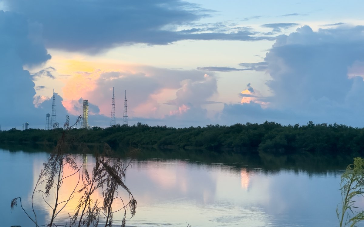 stevebates's tweet photo. Launch towers with #SpaceX rocket ready for takeoff at #KennedySpaceCenter from #CapeCanaveral. #SpaceRockets #RocketLaunch #SpaceXRocket #EarlyMorning #CancelledLaunch #Space #Flight #Delayed https://t.co/DcED8ztAFp https://t.co/SGQ4FDlhpw