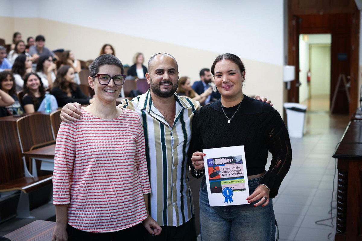 UniBarcelona's tweet photo. #VideopòdcastUB | 🎙️ Cardemcat, «un videopòdcast innovador que trencarà barreres més enllà de la Universitat», en paraules del jurat, ha guanyat la primera edició de Concurs Maria Sabater de la #UniBarcelona
🔝 El 14 de novembre, coincidint amb els 100 anys de ràdio a casa nostra, s'estrenarà el primer episodi.
👏 L’enhorabona!