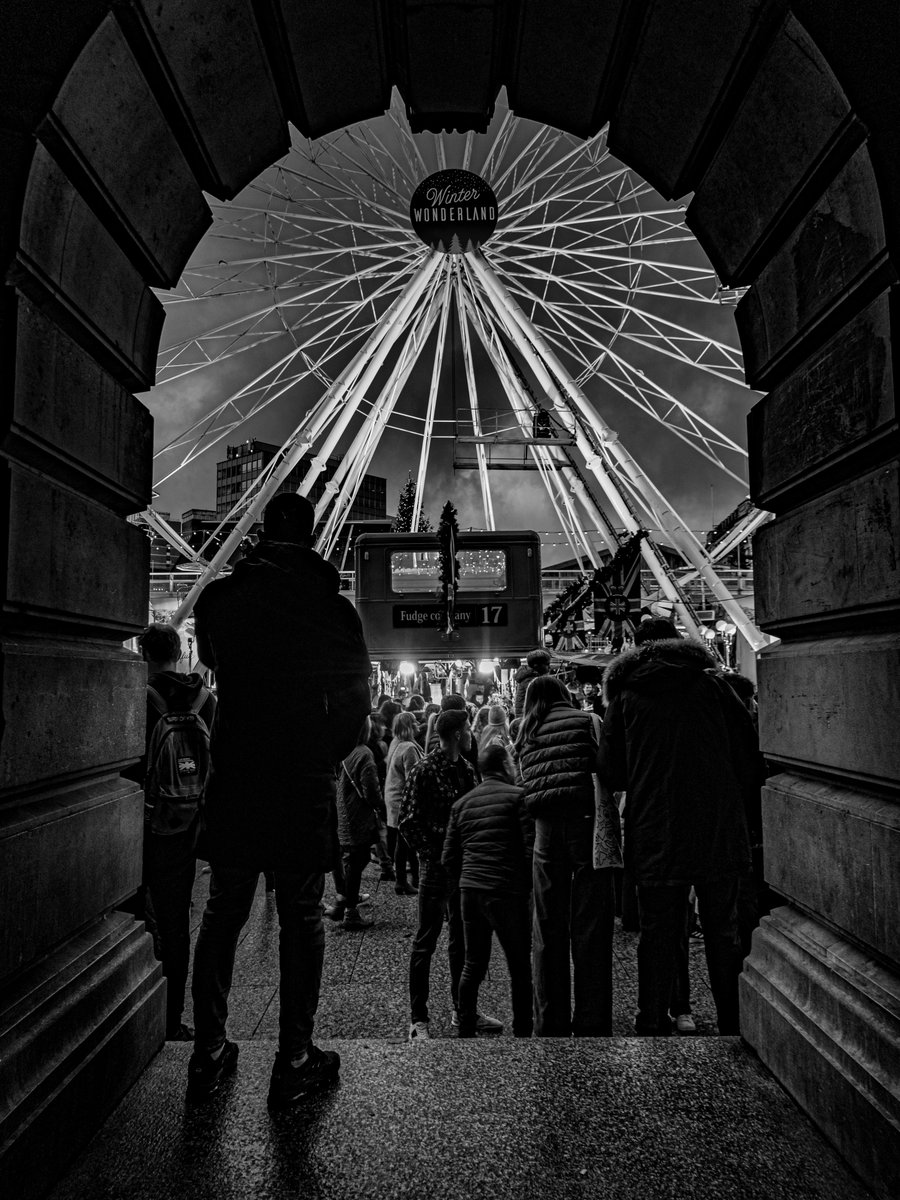 kitkant's tweet photo. The Big Wheel in front of #Nottinghams's Council House steps last winter.
#photography #streetphotography #cityphotography #blackandwhitephotography #peoplephotography #lightandshadow #silhouette #symmetry https://t.co/xrNahWVUuC