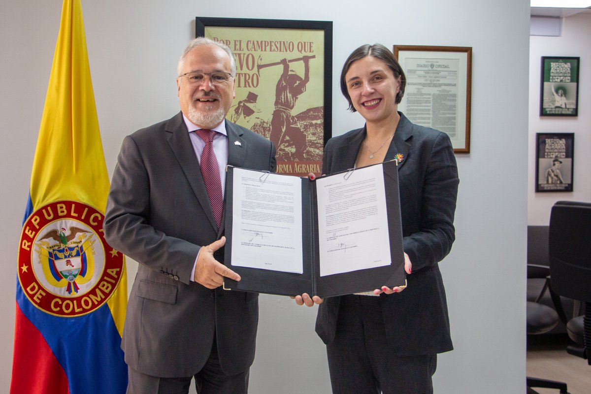 SylvainItte's tweet photo. ✍️👩‍🌾
¡Se firmó!

Marcamos una nueva etapa en el apoyo de Francia a la Reforma Rural Integral en Colombia, pilar del Acuerdo de Paz.

Este primer convenio de financiación de 1 millón de euros prevé fortalecer el sistema de capacitación agropecuaria y la asociatividad rural en 🇨🇴. https://t.co/My5uKL3OlE