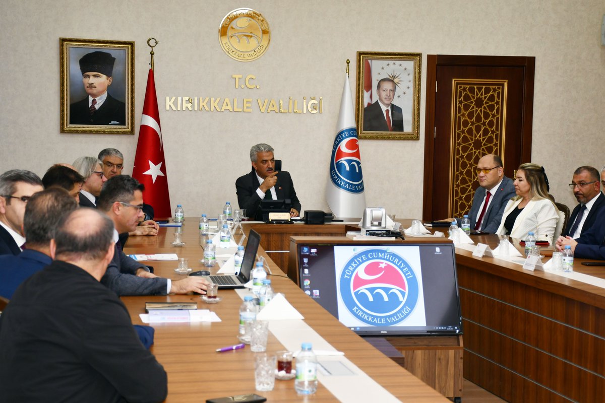 Valimiz Sayın Mehmet Makas (<a href="/makasmehmet34/">Mehmet MAKAS</a>) başkanlığında, ilgili kurumlar ve STK temsilcilerinin katılımıyla bağımlılıkla mücadele kapsamında Valiliğimiz himayelerinde yürütülen "Huzurköy Projesi" hakkında bir değerlendirme toplantısı gerçekleştirildi. Toplantıda, bağımlılıkla