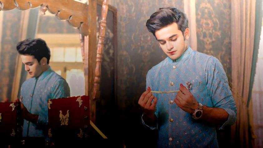 DhatriTiwari's tweet photo. @monasays Tera Piya dikhe kitna haseen kaise mujhse ye puche aaina...๐โค๏ธ
Barrister Anirudh Roy Choudhary is the most aesthetic fictional human I have ever seen ๐ฅบ
#PravishtMishra
#Anirudhroychoudhary
#BarristerBabu
#yehhaichahatein
#BCHD https://t.co/CwjdrBmfkV