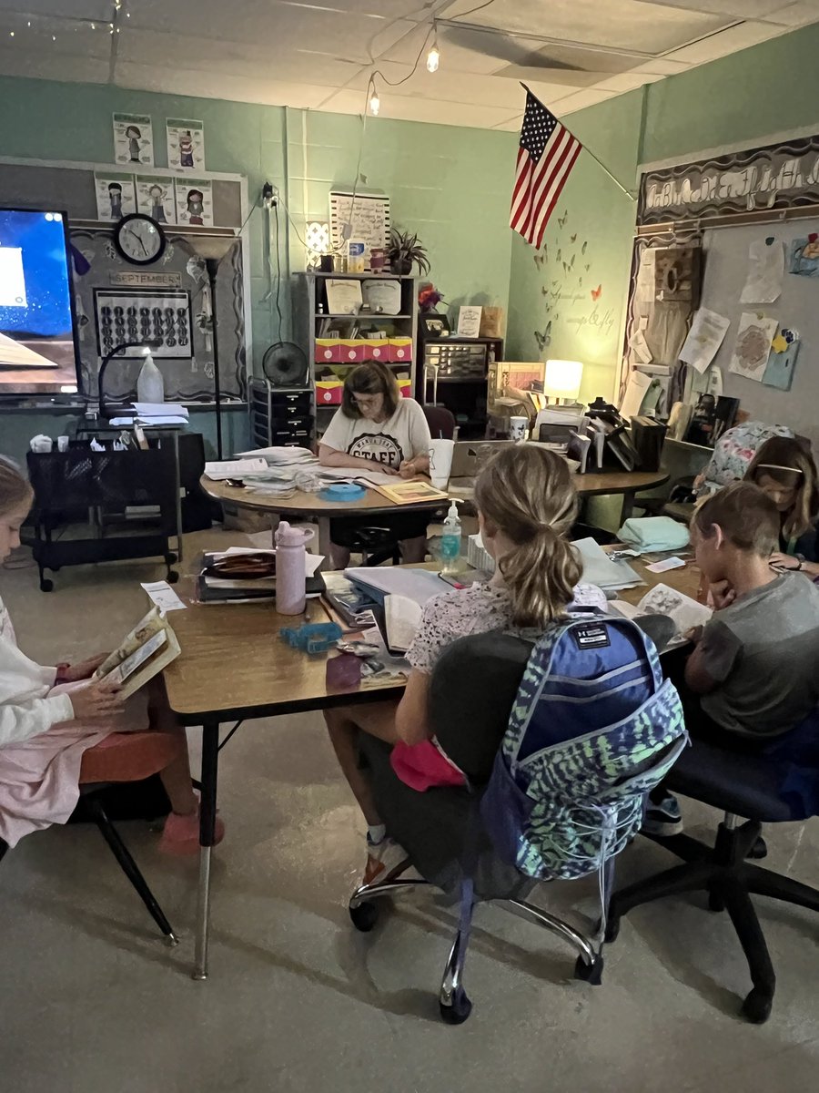 GrayElementary's tweet image. Drop Everything and Read time! #SPSreadtosucceed