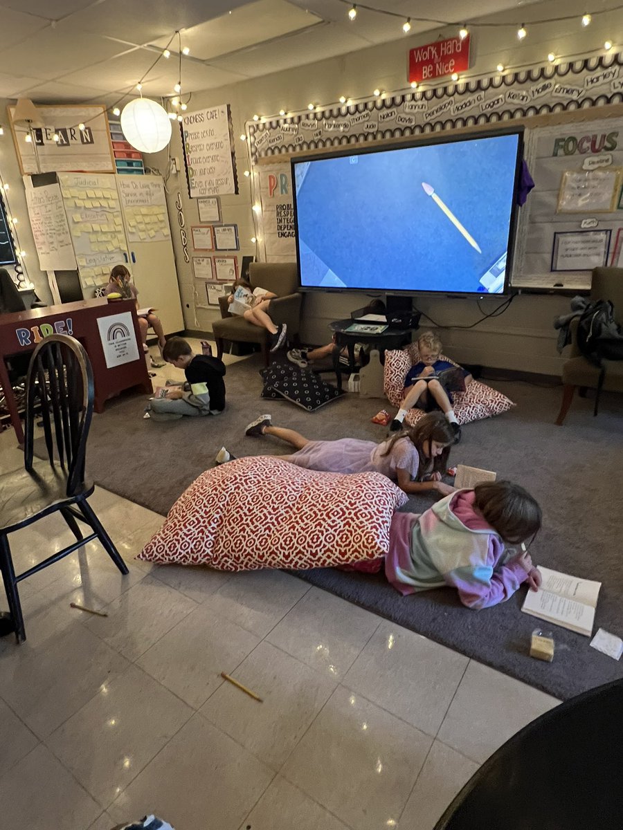 GrayElementary's tweet image. Drop Everything and Read time! #SPSreadtosucceed