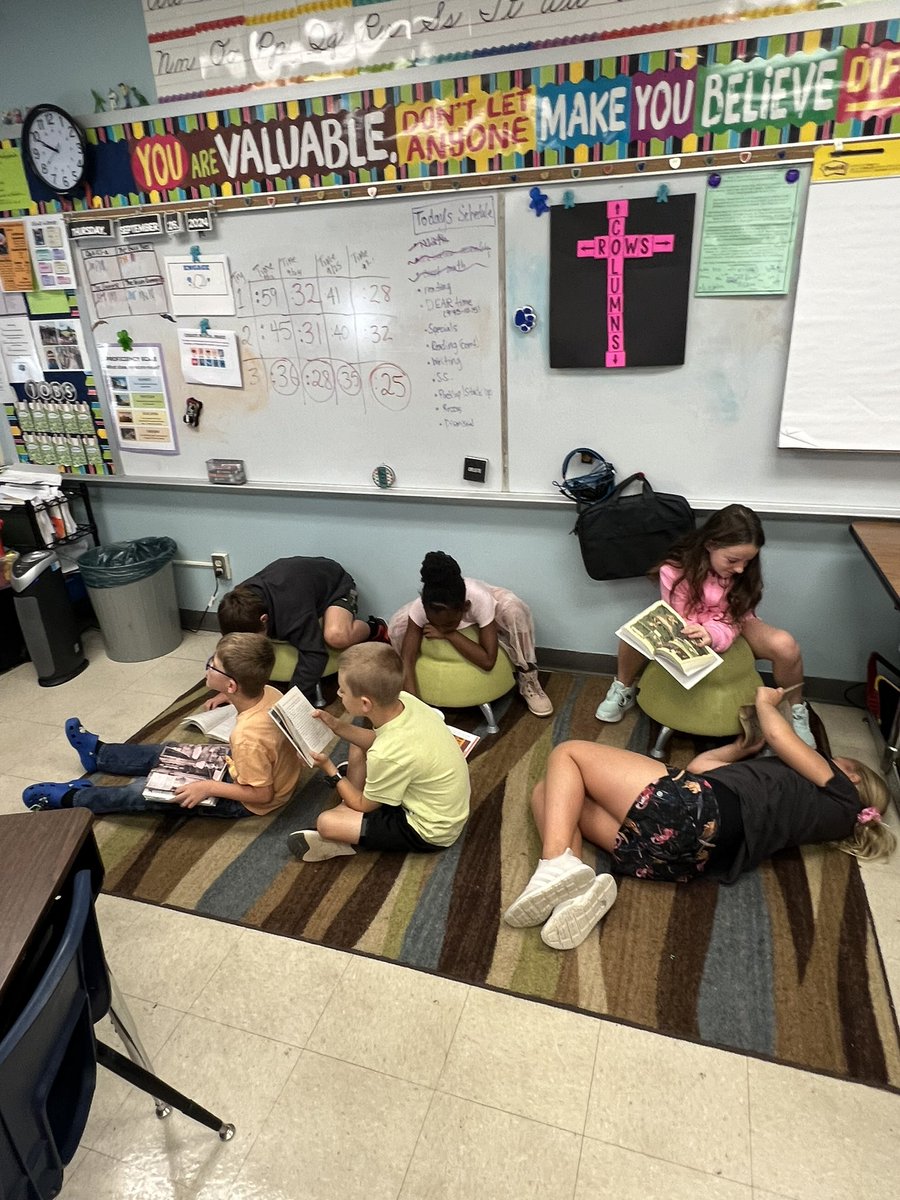 GrayElementary's tweet image. Drop Everything and Read time! #SPSreadtosucceed