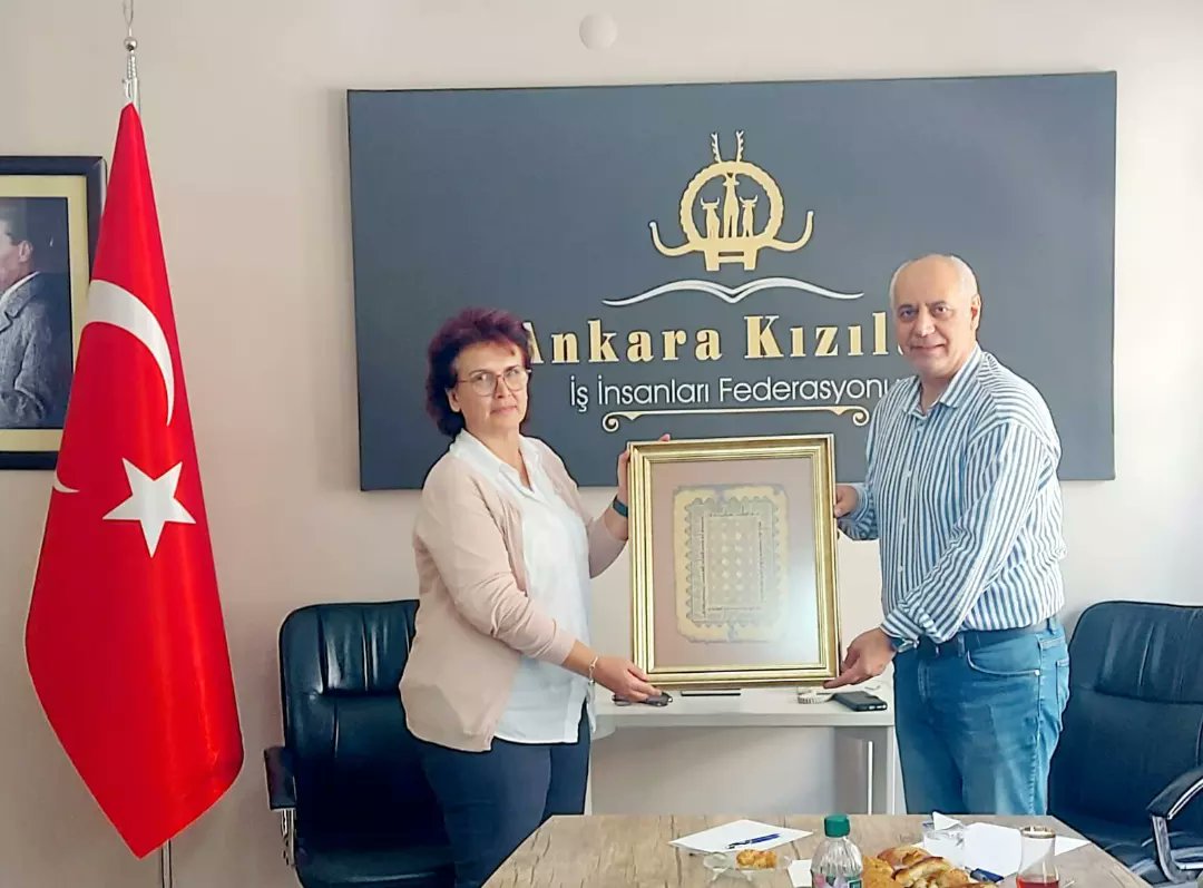 Hacı Bayram Veli Üniversitesi Sanat Tasarım Fakültesi Dekan Yardımcıları Federasyonumuzu ziyaret etti.
İşbirliği olarak kuyumculuk,mücevher tasarım bölümleri öğrencilerine atölyelerimizde fiziki eğitim ile ilgili görüşmelerimiz oldu.Kendilerine hediyeleri için teşekkür ederiz.