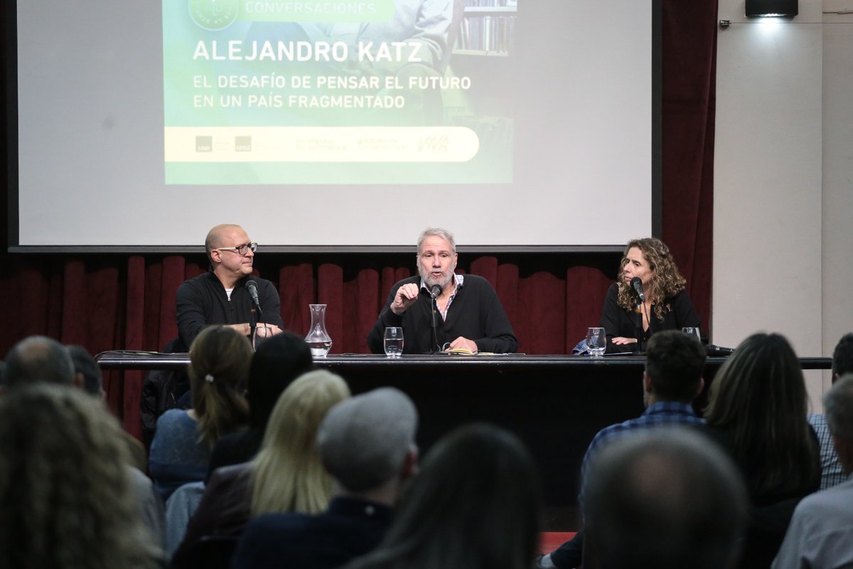 Movilizante actividad en la <a href="/UNRoficial/">UNR</a> Gracias <a href="/cintia_pinillos/">Cintia Pinillos</a> y, especialmente, a #AlejandroKatz por provocar y aportar al debate. Muy necesario para #HabitarLaDemicracia