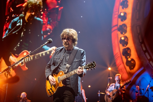 Melissa Ruggieri (@mruggieriusat) on Twitter photo If sonic precision is your thing, you might want to check out the fantastic final tour from <a href="/JeffLynnesELO/">Jeff Lynne's ELO</a>. My review of the D.C. stop: usatoday.com/story/entertai⦠If sonic precision is your thing, you might want to check out the fantastic final tour from <a href="/JeffLynnesELO/">Jeff Lynne's ELO</a>. My review of the D.C. stop: usatoday.com/story/entertaiā¦