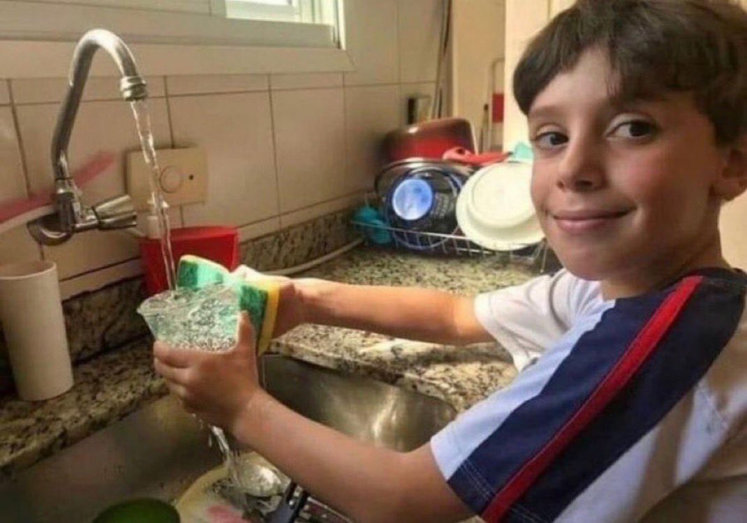 انا في بيت  اي حدا غير بيتنا