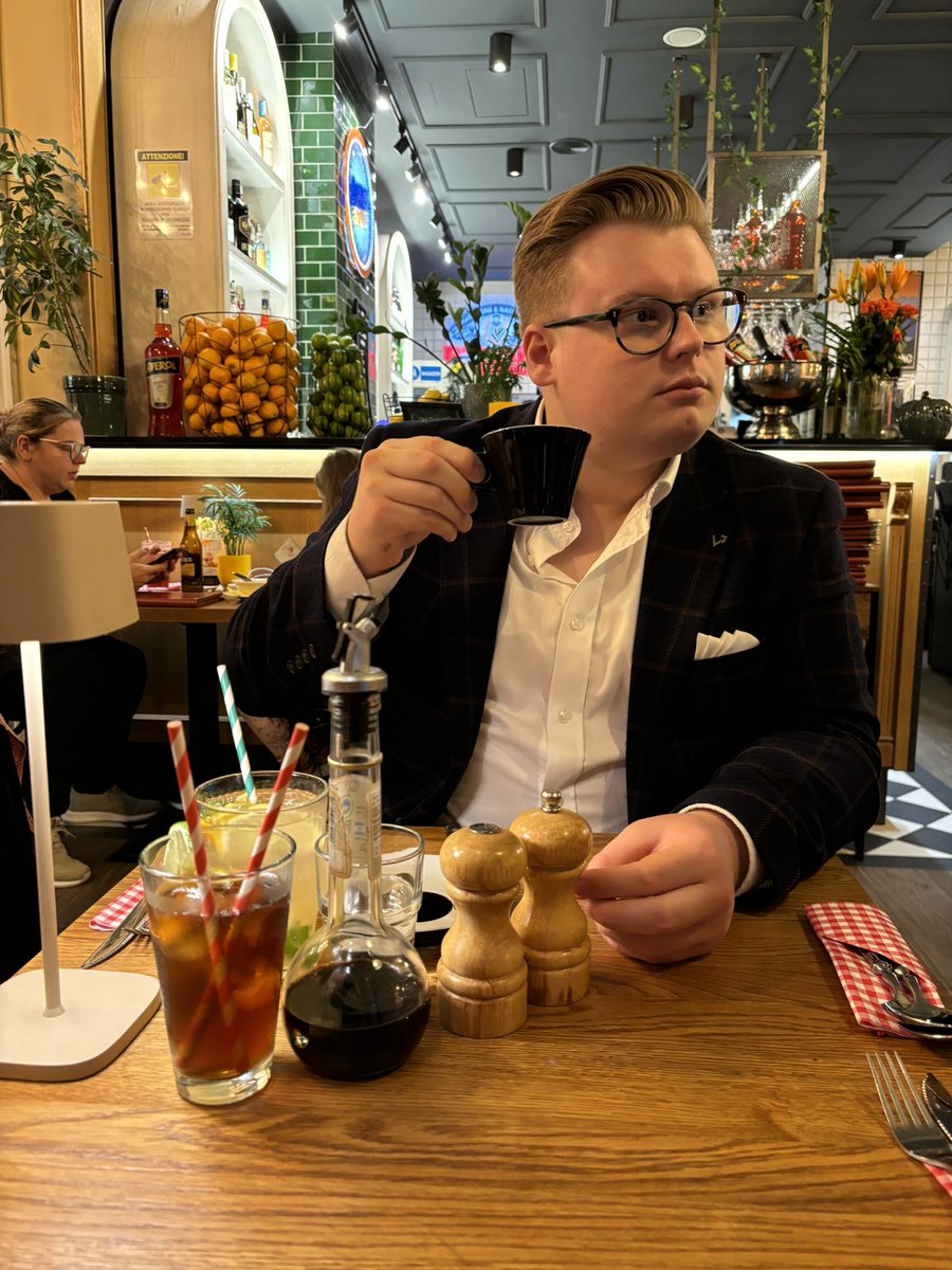 Post a picture from when you first started playing Rainbow Six Siege vs now. (2016/2024)