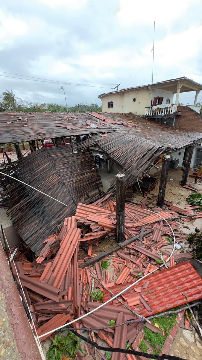 Meteorosilver's tweet photo. #Acapulco, ante un nuevo desastre

 #John pegó con fuerza ⛈️⛈️⛈️, dejando inundaciones y múltiples deslaves

#Guerrero se mantiene en🔴ALERTA ROJA🔴 https://t.co/ewLgFmv0mt