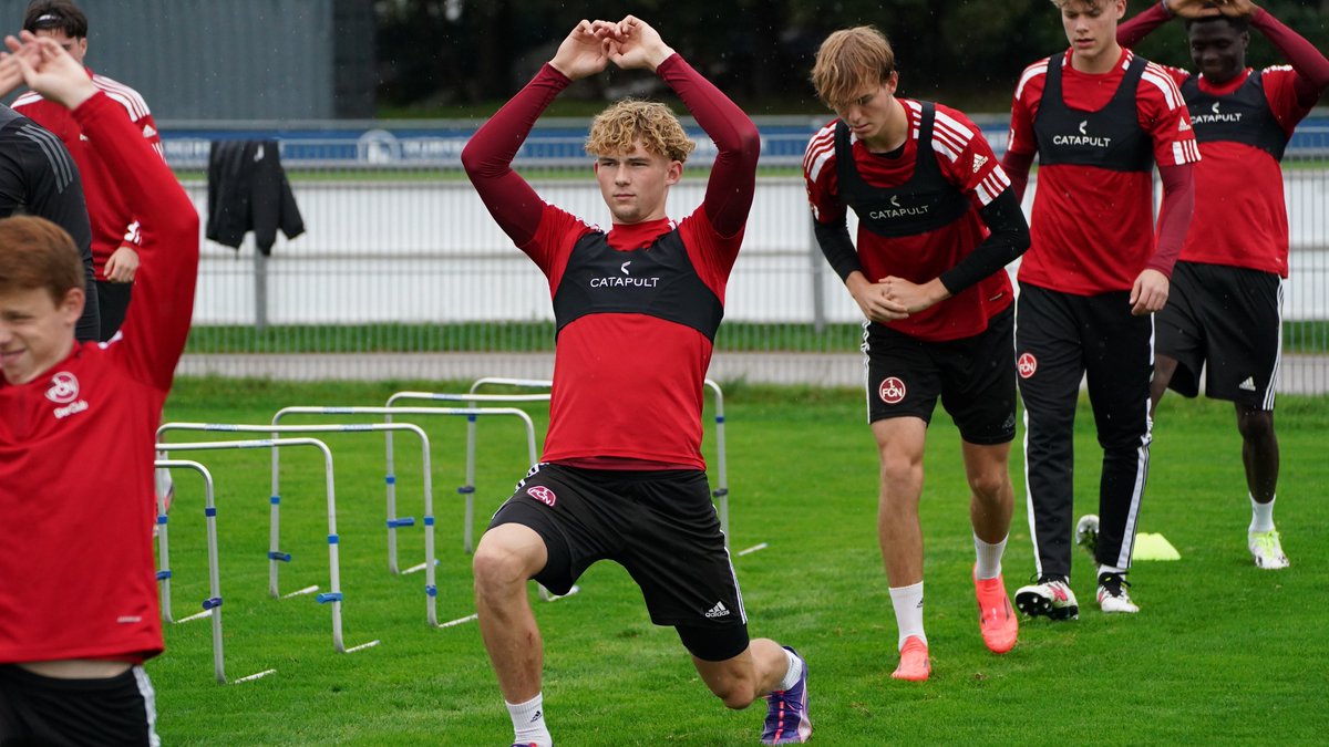 fcn_nachwuchs's tweet photo. Besondere Einheit für #FCNNLZ-Talente!🏋️♀️
Unter der Leitung von Javier #Pinola absolvierten ausgewählte Nachwuchskicker heute ein exklusives Fördertraining.⚽️
Auch Cheftrainer Miroslav #Klose schaute bei der Einheit vorbei und hatte ein paar Tipps parat.
#fcn | #jungundhungrig https://t.co/MfnhtVMywz