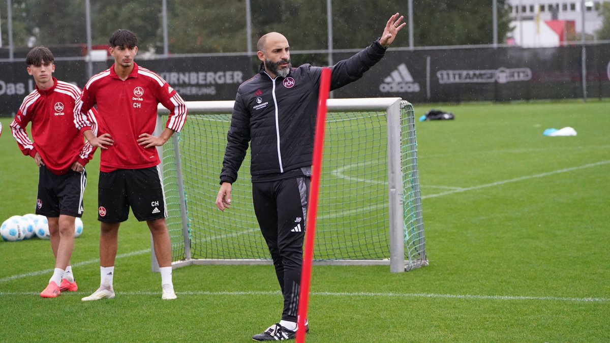 fcn_nachwuchs's tweet photo. Besondere Einheit für #FCNNLZ-Talente!🏋️♀️
Unter der Leitung von Javier #Pinola absolvierten ausgewählte Nachwuchskicker heute ein exklusives Fördertraining.⚽️
Auch Cheftrainer Miroslav #Klose schaute bei der Einheit vorbei und hatte ein paar Tipps parat.
#fcn | #jungundhungrig https://t.co/MfnhtVMywz