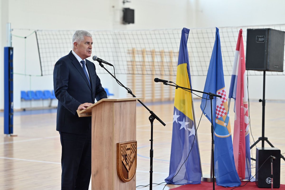 Dragan_Covic's tweet photo. Važan događaj za #Usora, gdje smo s načelnikom općine Zvonimirom Anđelićem svečano otvorili novi objekt sportske dvorane MSŠ Stjepana Radića. Suvremeno opremljeno zdanje će odgovoriti na sportske, kulturne i obrazovne potrebe svih žitelja, a osobito mladih, na ponos svih nas. https://t.co/OKYdrDUvZQ