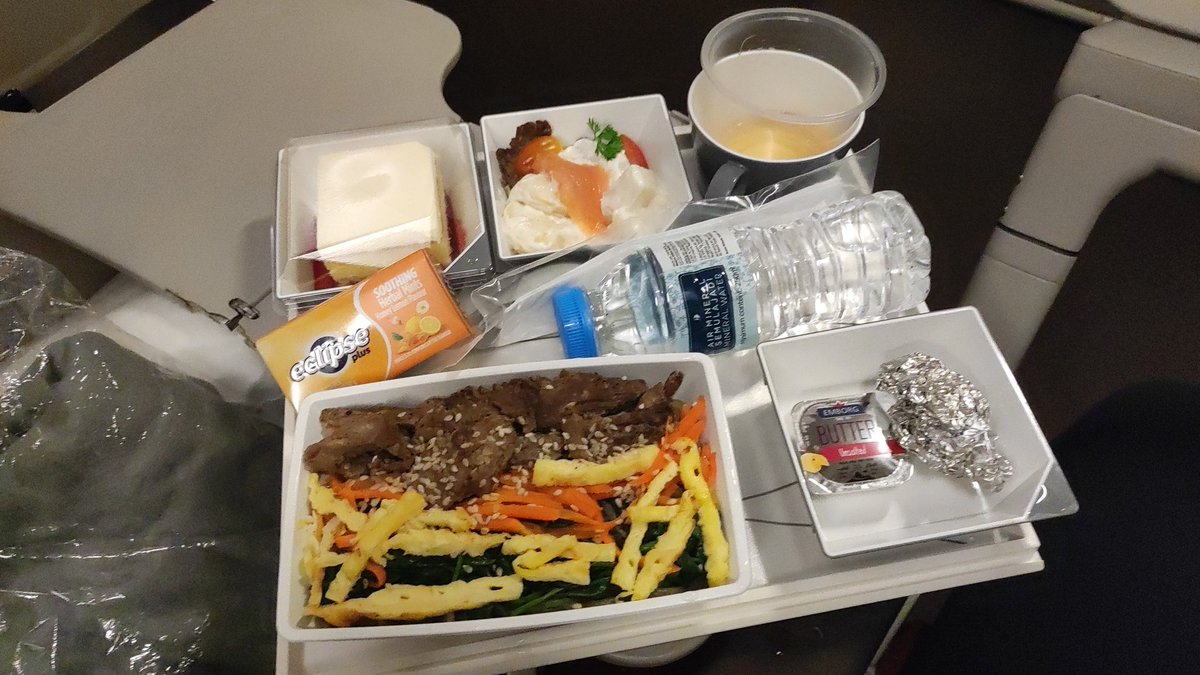 mistaaimanvevo's tweet photo. Nothing beats an awesome flight with extra leg room, great foods, free wifi, and no passenger next to me ✌🏽🫰🏽 #MalaysiaAirlines #MH52 https://t.co/k0YKCcf9Tu