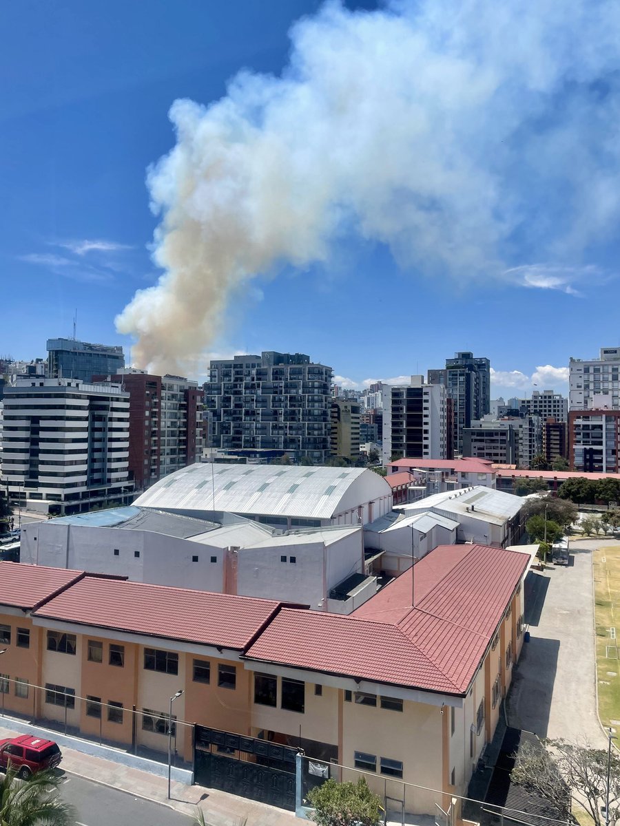 Zona_Info593's tweet photo. 🔴 #URGENTE | Efectivos de @BomberosQuito se mantienen trabajando para sofocar #IncendiosQuito en los sectores de #Guapulo, cerro Auqui 🔥y #ParqueMetropolitano. Los helicópteros de #CBQ, @PoliciaEcuador y @FFAAECUADOR continúan realizando descargas de agua en el cerro Auqui 🔥 https://t.co/Wc1uChz0zS