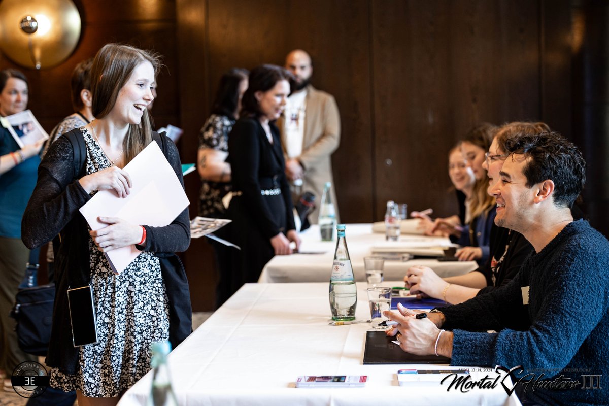 Ent_Event's tweet photo. Sunday Autograph session at Mortal Hunters III, April 2024.
Mortal Hunters III Gallery: https://t.co/fYVfPprnXQ
#shadowhunters #shadowhunterscon #mortalhunters #mortalhunterscon #mortalhuntersconvention #angels @MatthewDaddario @HarryShumJr @arosende @TessaMossey @willtudor1 https://t.co/oTR9cI1D1E